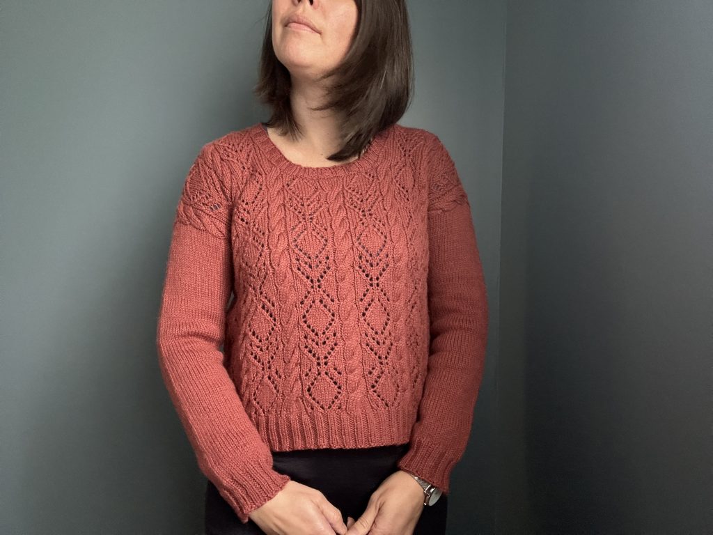 Dipladénia, un pull pour femme tricoté en dentelle et torsades ! - Patron de tricot - Maloraé Designs