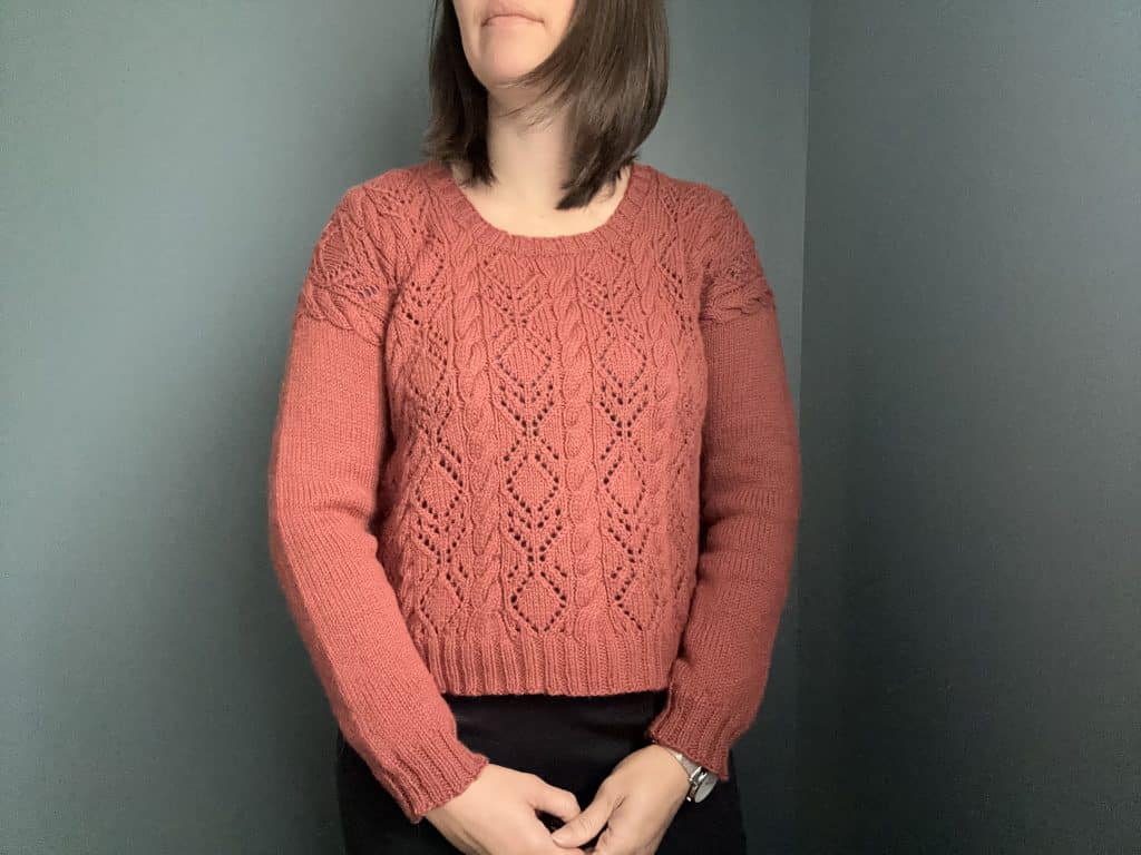 Dipladénia, un pull pour femme tricoté en dentelle et torsades ! - Patron de tricot - Maloraé Designs