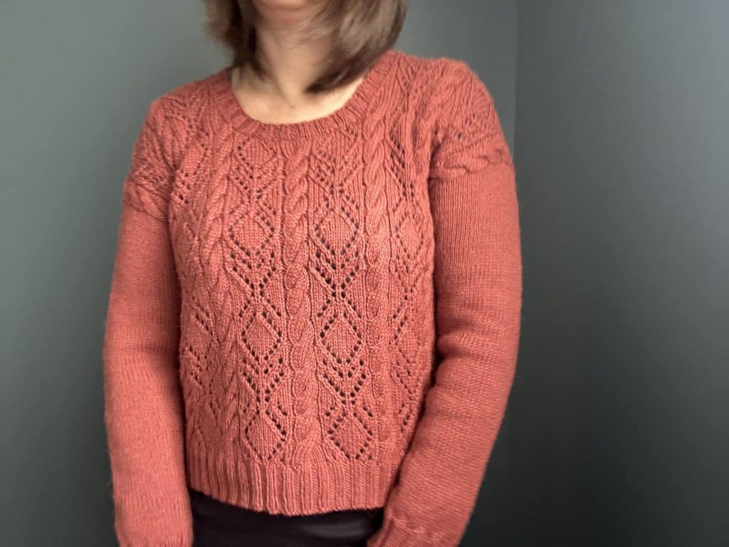Dipladénia, un pull pour femme tricoté en dentelle et torsades ! - Patron de tricot - Maloraé Designs