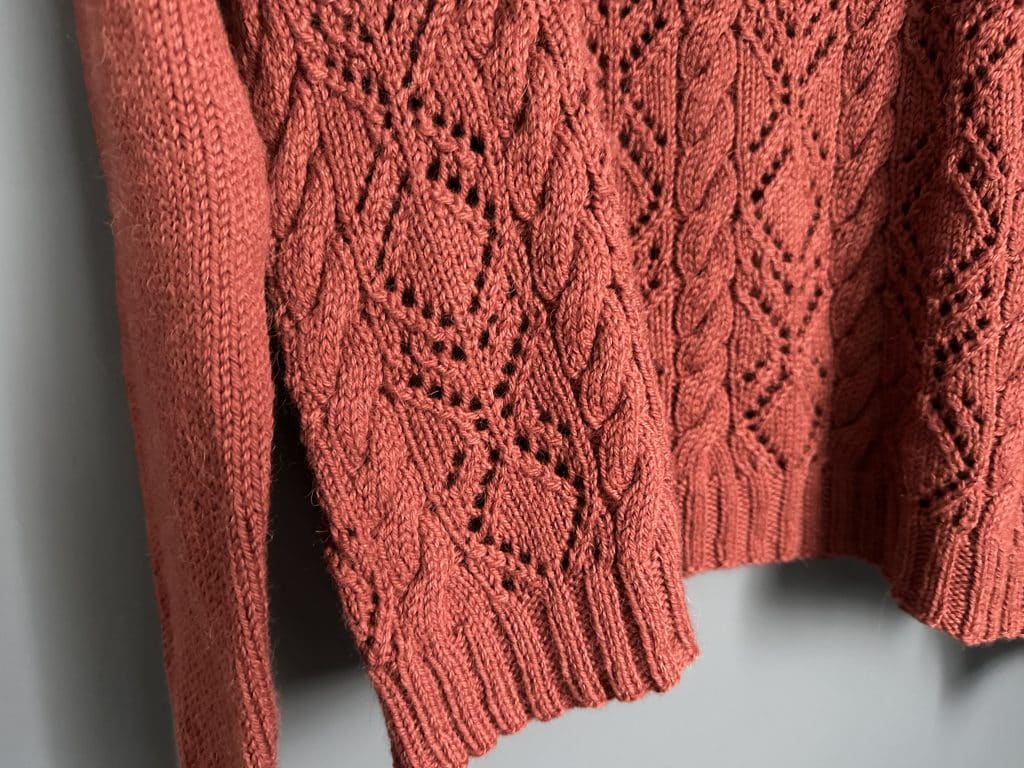Dipladénia - Pull en dentelle et torsades - Patron de tricot pour femme - Maloraé Designs