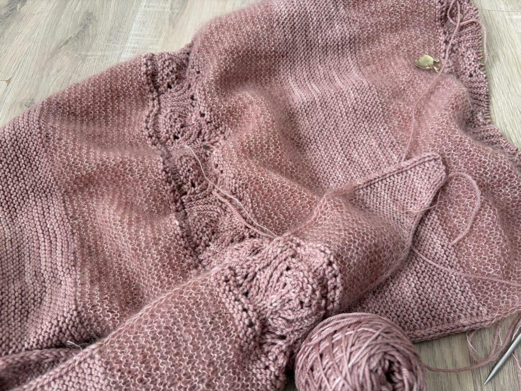 Skimmia triangulaire - Patron de châle au tricot - dentelle - Mohair- Maloraé Designs