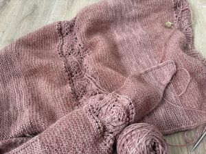 Skimmia triangulaire - Patron de châle au tricot - dentelle - Mohair- Maloraé Designs