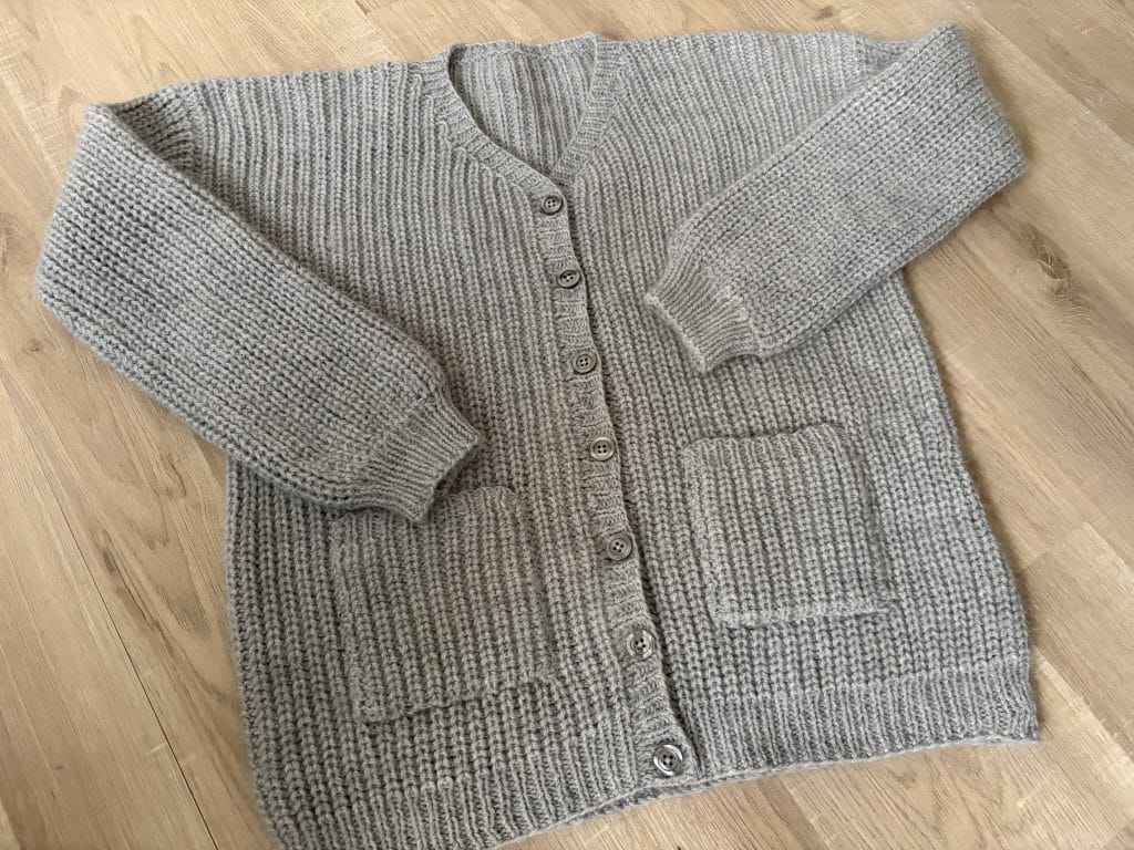 Gilet Glacialis - Patron de gilet au tricot en côtes perlées - Vlog décembre 2025 •2 - Maloraé Designs