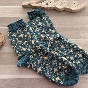 Cosmus - Patron de chaussettes au tricot en jacquard - Maloraé Designs