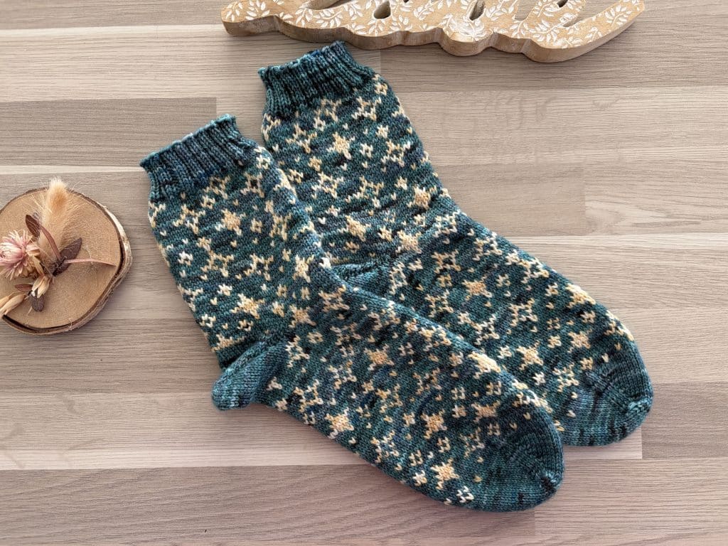 Cosmus - Patron de chaussettes au tricot en jacquard - Maloraé Designs