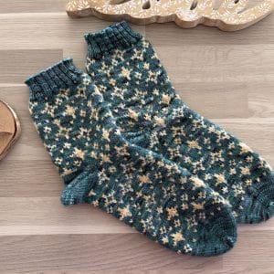 Cosmus - Patron de chaussettes au tricot en jacquard - Maloraé Designs