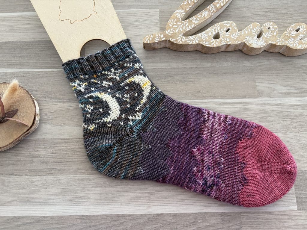 Galaktos - Patron de chaussettes au tricot en jacquard - Maloraé Designs