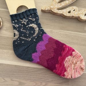 Galaktos - Patron de chaussettes au tricot en jacquard - Maloraé Designs