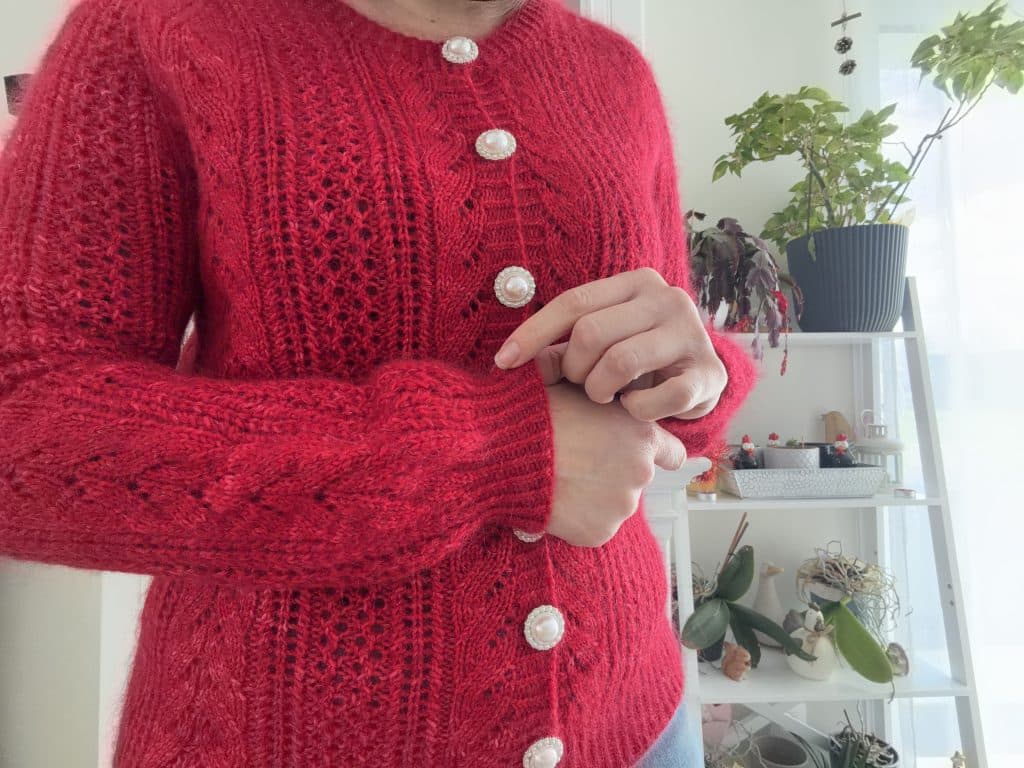 Grémil cardigan, un gilet moelleux en dentelle au tricot ! - Patron de gilet au tricot pour femme - Maloraé Designs