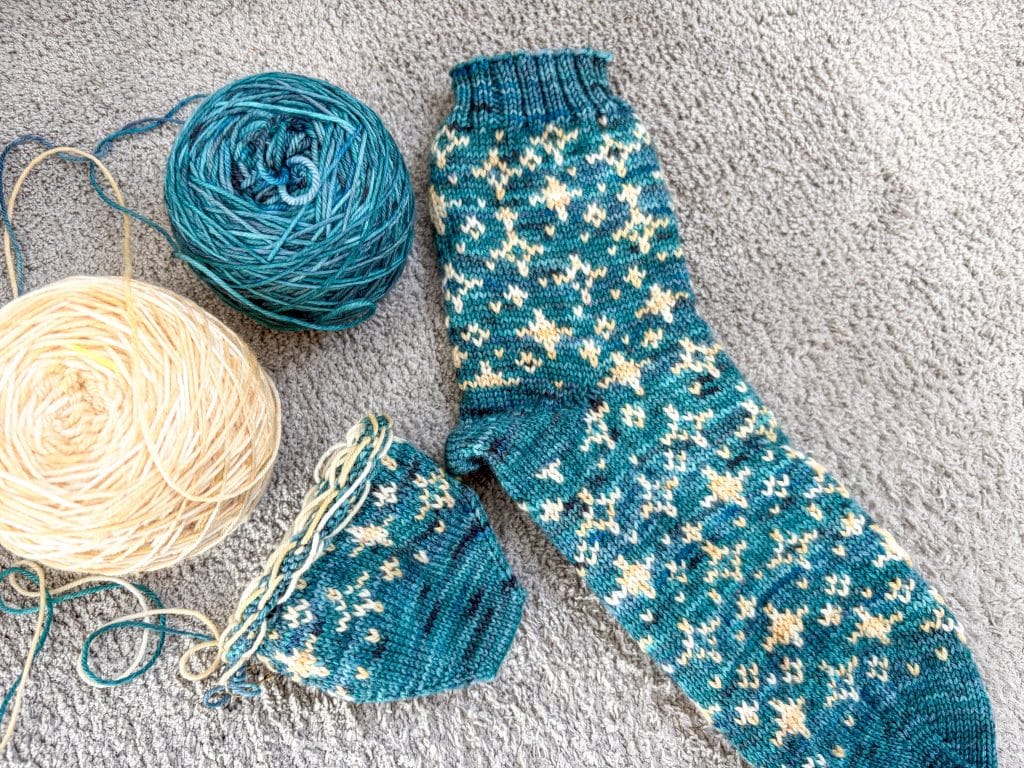 Chaussettes Cosmus - Patron de chaussettes au tricot en jacquard - Maloraé Designs
