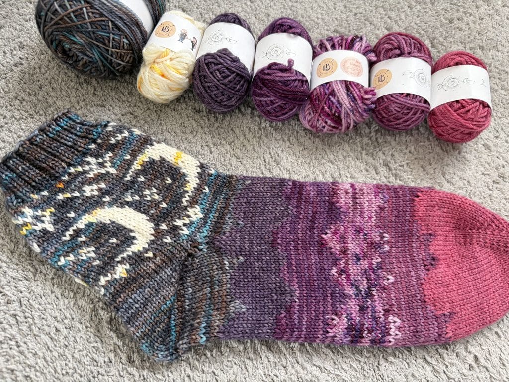 Chaussettes Galaktos - Patron de chaussettes au tricot en jacquard - Maloraé Designs