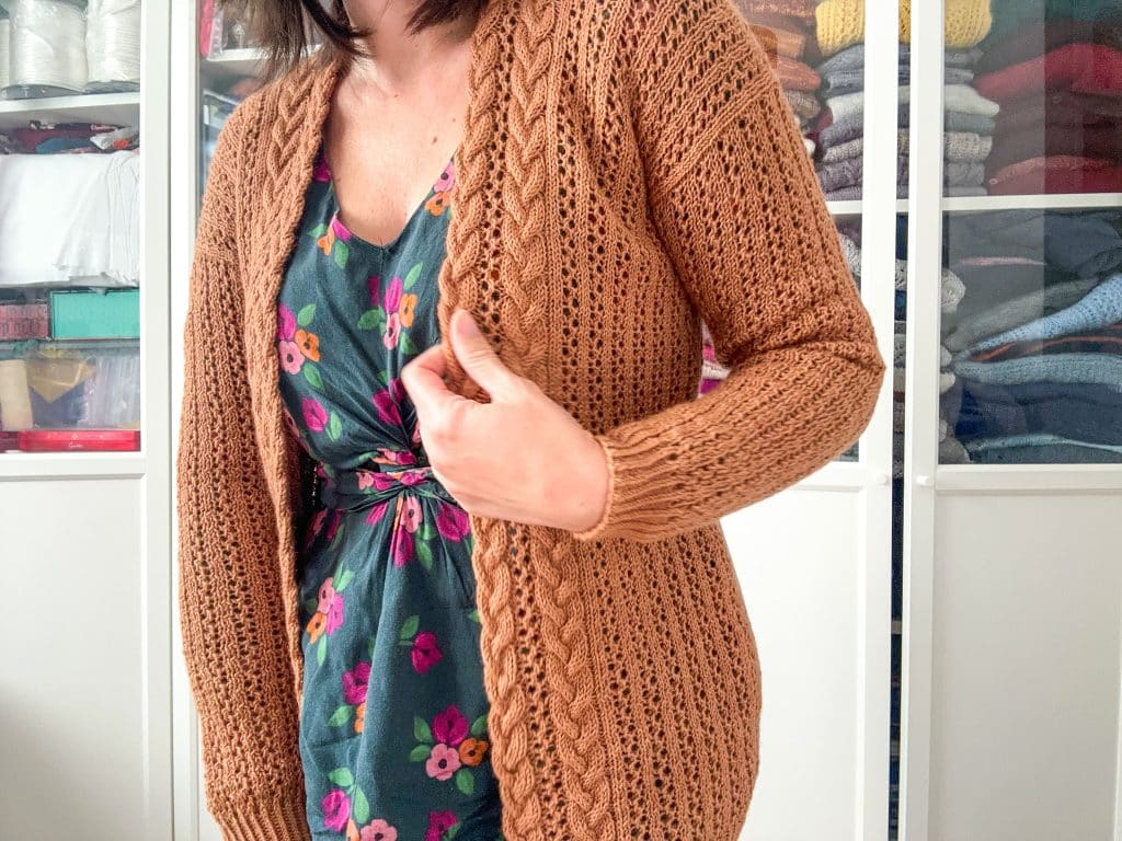 Burnt Toffee, un gilet en dentelle pour femme au tricot - Patron de tricot femme - Torsades - Maloraé Designs