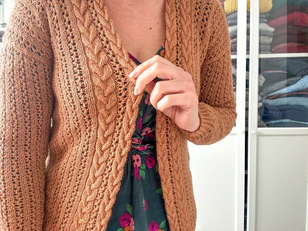 Burnt Toffee - Patron de gilet au tricot - Dentelle - Maloraé Designs