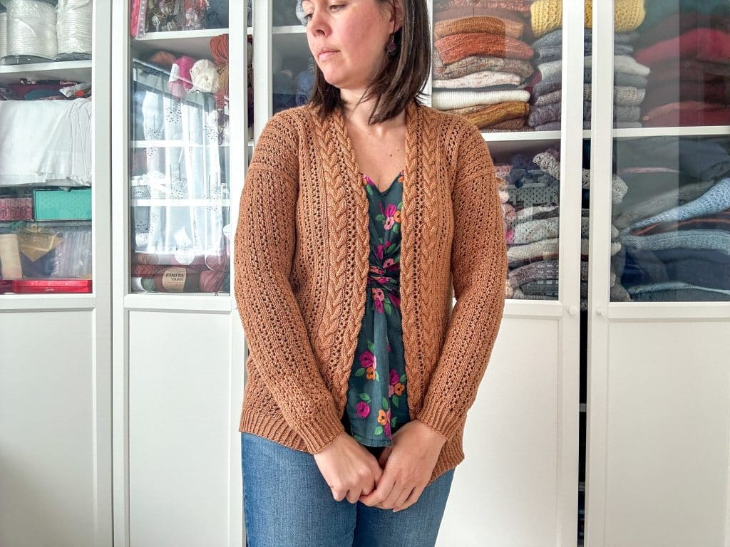 Burnt Toffee, un gilet en dentelle pour femme au tricot - Patron de tricot femme - Torsades - Maloraé Designs