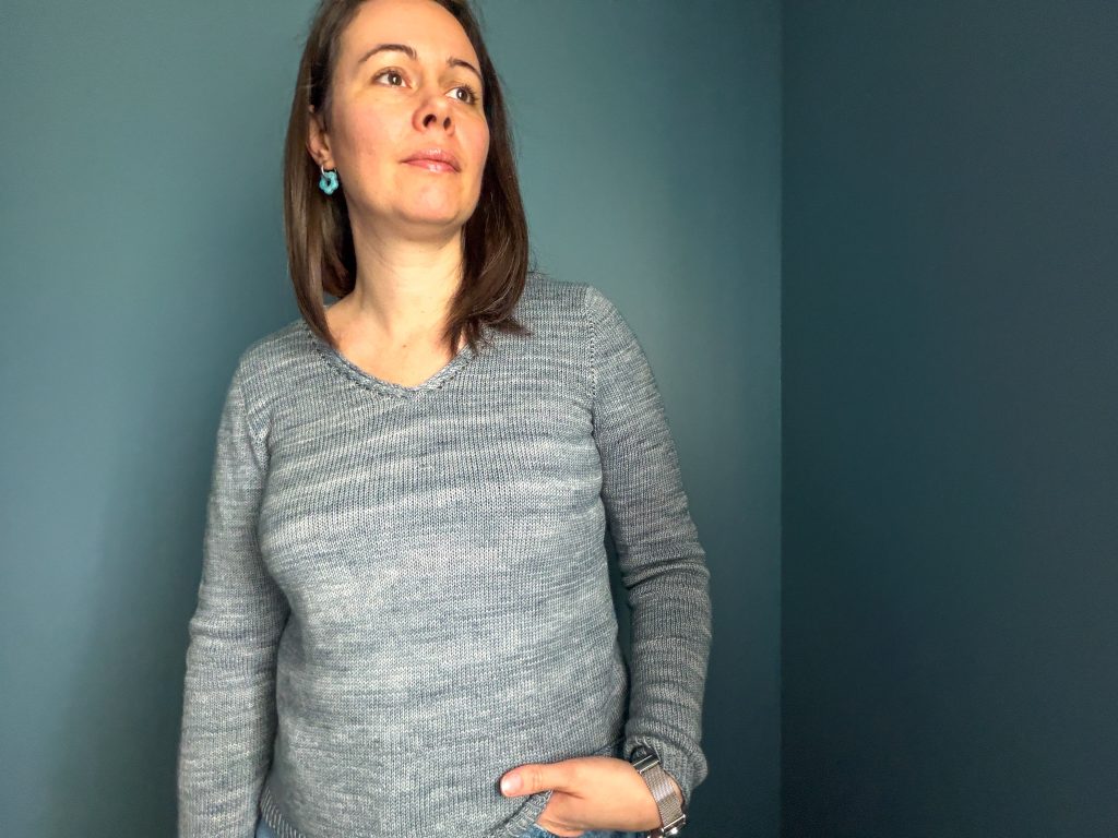 Amsonia, modèle de pull col v femme au tricot - Patron de tricot - Maloraé Designs
