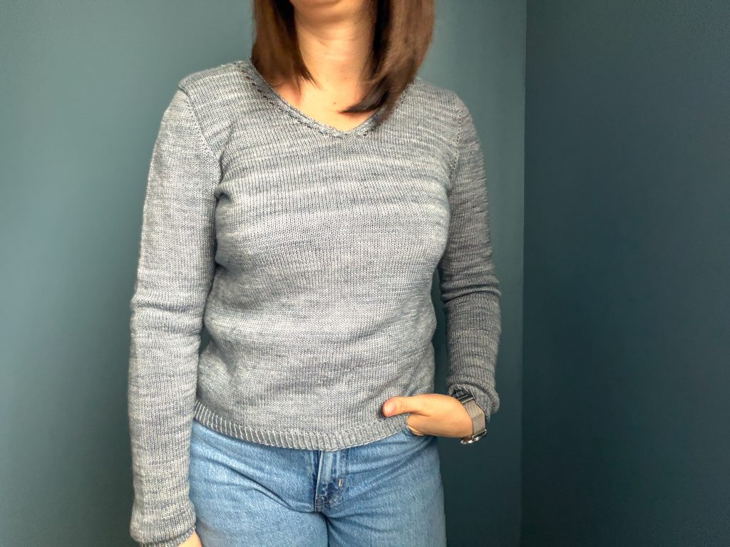 Amsonia, modèle de pull col v femme au tricot - Patron de tricot - Maloraé Designs