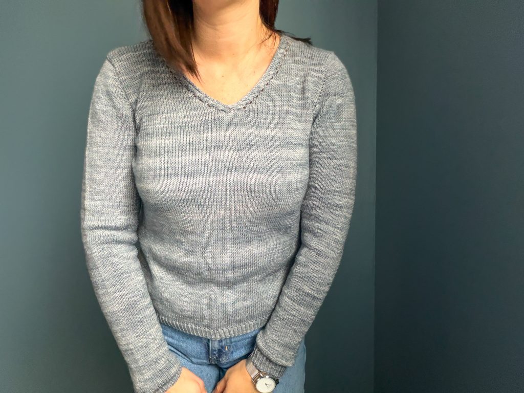 Amsonia, modèle de pull col v femme au tricot - Patron de tricot - Maloraé Designs