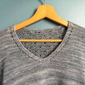 Amsonia, modèle de pull col v femme au tricot - Patron de tricot - Maloraé Designs