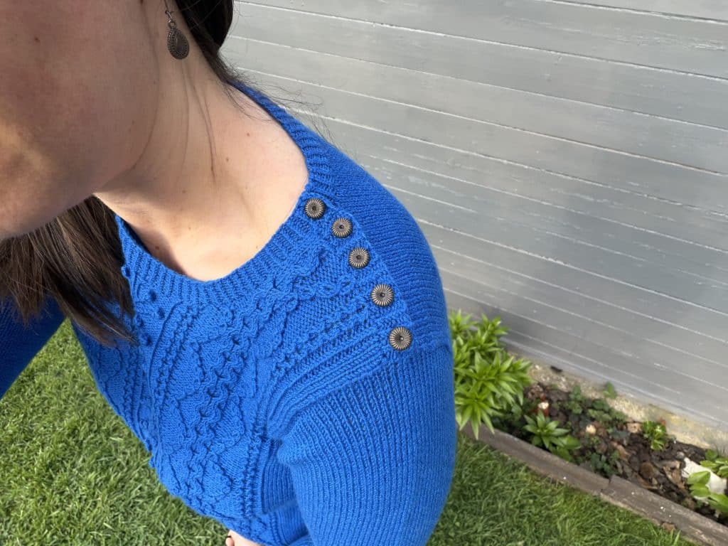 Brunnère, un pull à torsades au tricot pour femme - Patron tricot pour femme - Maloraé Designs