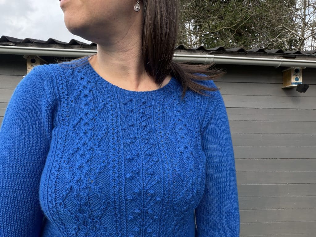 Brunnère, un pull à torsades au tricot pour femme - Patron tricot pour femme - Maloraé Designs