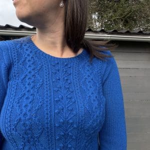 Brunnère, un pull à torsades au tricot pour femme - Patron tricot pour femme - Maloraé Designs
