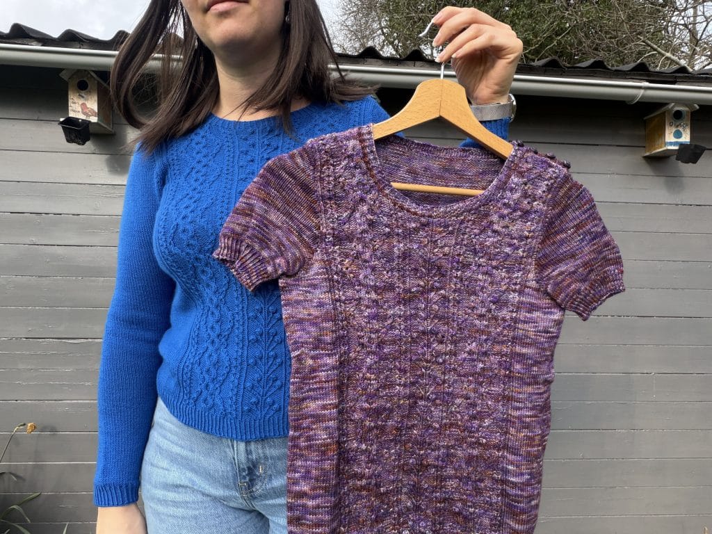 Brunnère, un pull à torsades au tricot pour femme - Patron tricot - Maloraé Designs