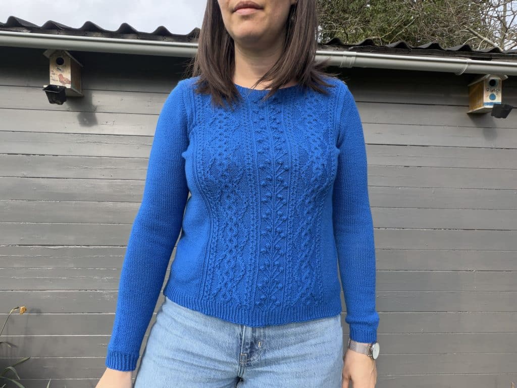 Brunnère, un pull à torsades au tricot pour femme - Patron tricot - Maloraé Designs