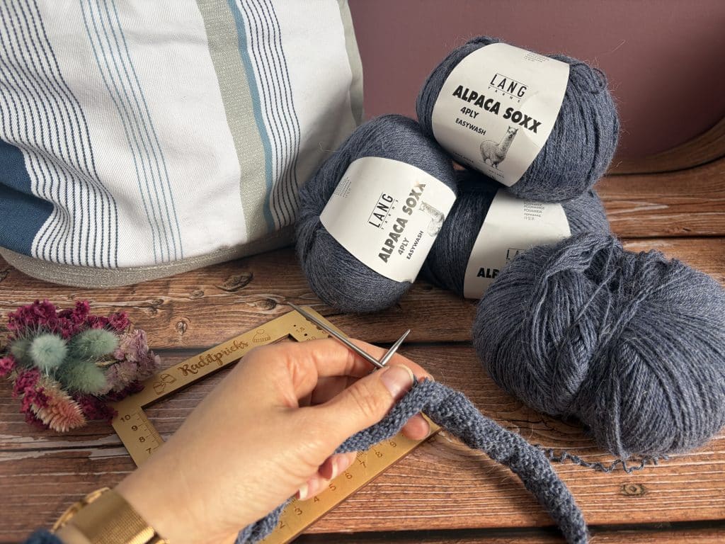 Azorelle - Patron de pull pour femme au tricot - Maloraé Designs