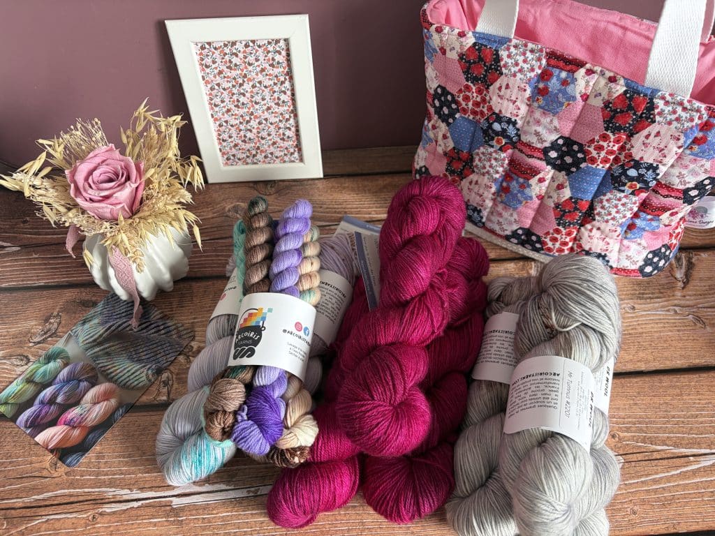 Jolis écheveaux de laine pour tricots à venir - Patrons de tricot - Podcast épisode 82 - Maloraé Designs