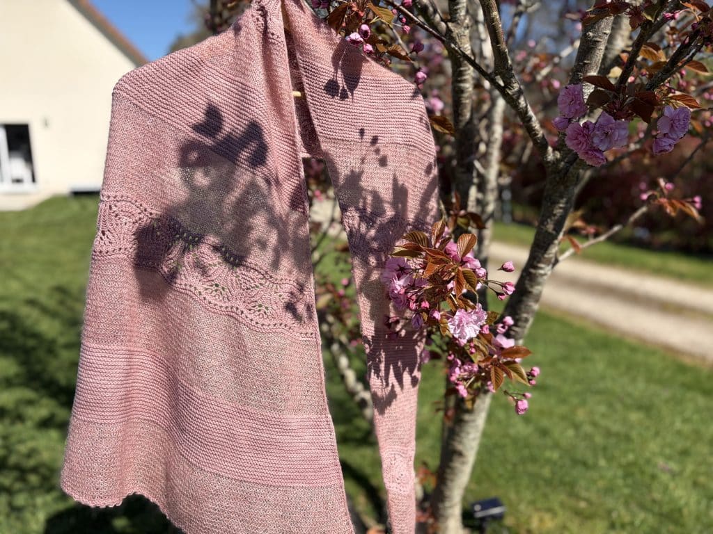 Skimmia triangle, modèle de châle au tricot délicat - Patron de châle au tricot - Maloraé Designs