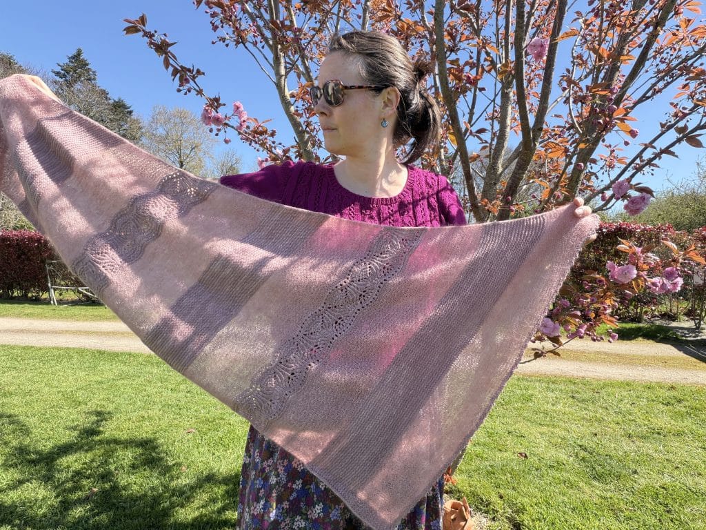 Skimmia triangle - Patron de châle au tricot - code de mai 2026 - Les coulisses - Maloraé Designs