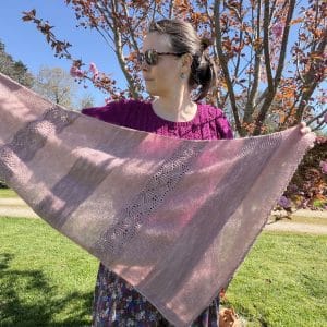 Skimmia triangle - Patron de châle au tricot - code de mai 2026 - Les coulisses - Maloraé Designs