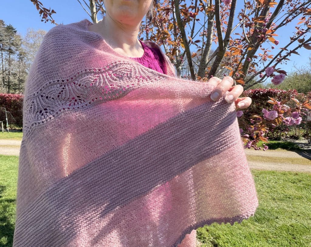 Skimmia triangle, modèle de châle au tricot délicat - Patron de châle au tricot - Maloraé Designs