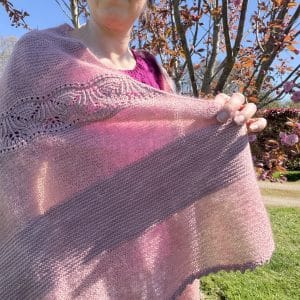 Skimmia triangle, modèle de châle au tricot délicat - Patron de châle au tricot - Maloraé Designs