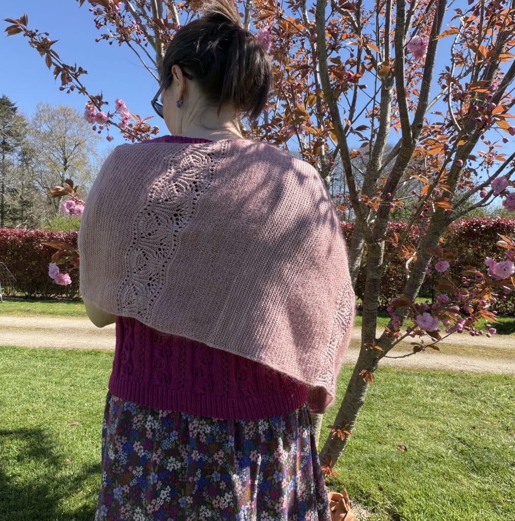 Skimmia triangle, modèle de châle au tricot délicat - Patron de châle au tricot - Maloraé Designs