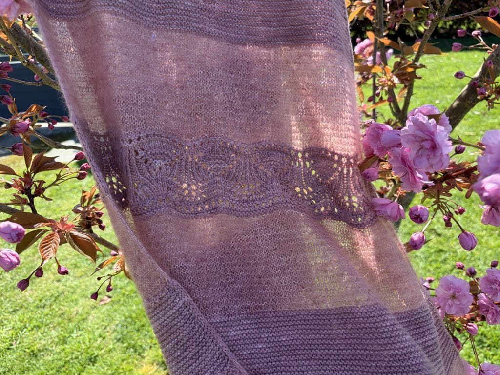 Skimmia triangle, modèle de châle au tricot délicat - Patron de châle au tricot - Maloraé Designs