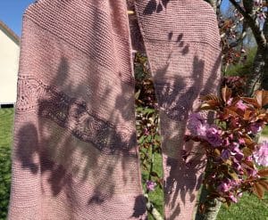 Skimmia triangle, modèle de châle au tricot délicat - Patron de châle au tricot - Maloraé Designs