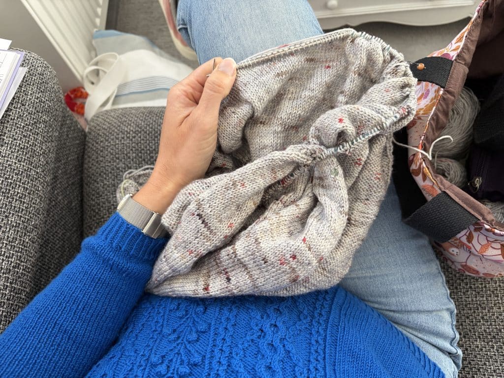 Résumé mai 2026 - De jolis en-cours au tricot qui avancent - Les coulisses - Maloraé Designs